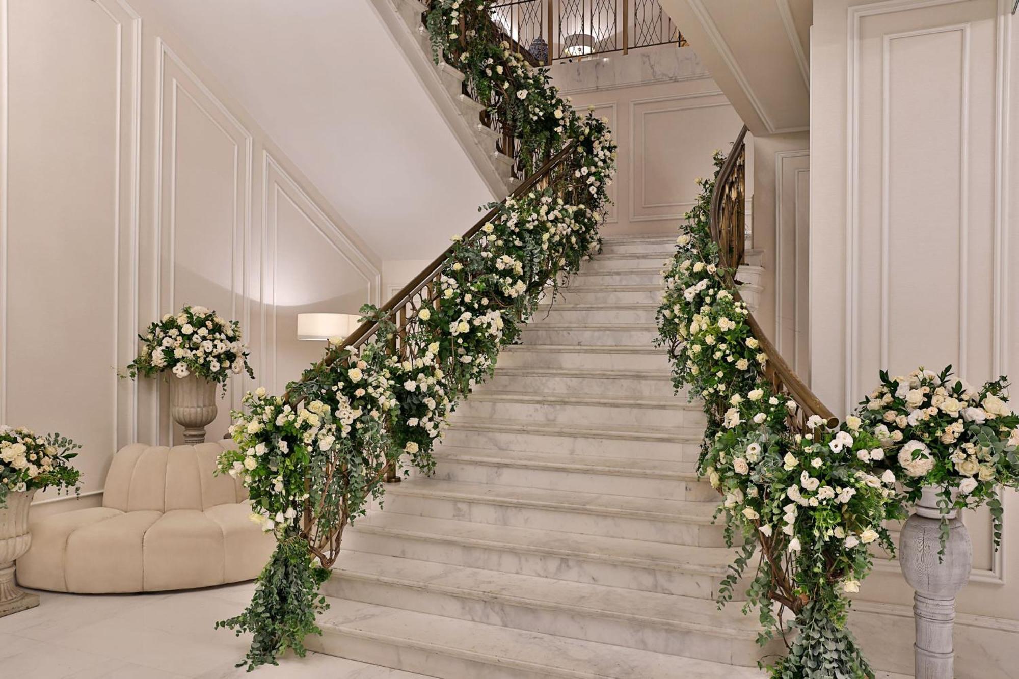 Отель The Ritz-Carlton, Амман Экстерьер фото The staircase of the hotel