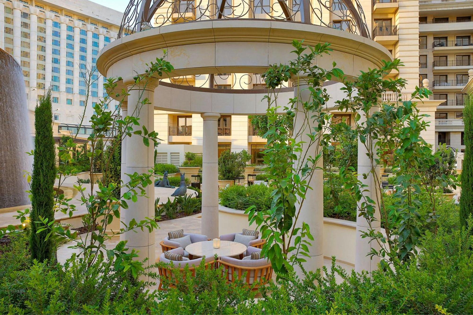 Отель The Ritz-Carlton, Амман Экстерьер фото The garden at the Wynn