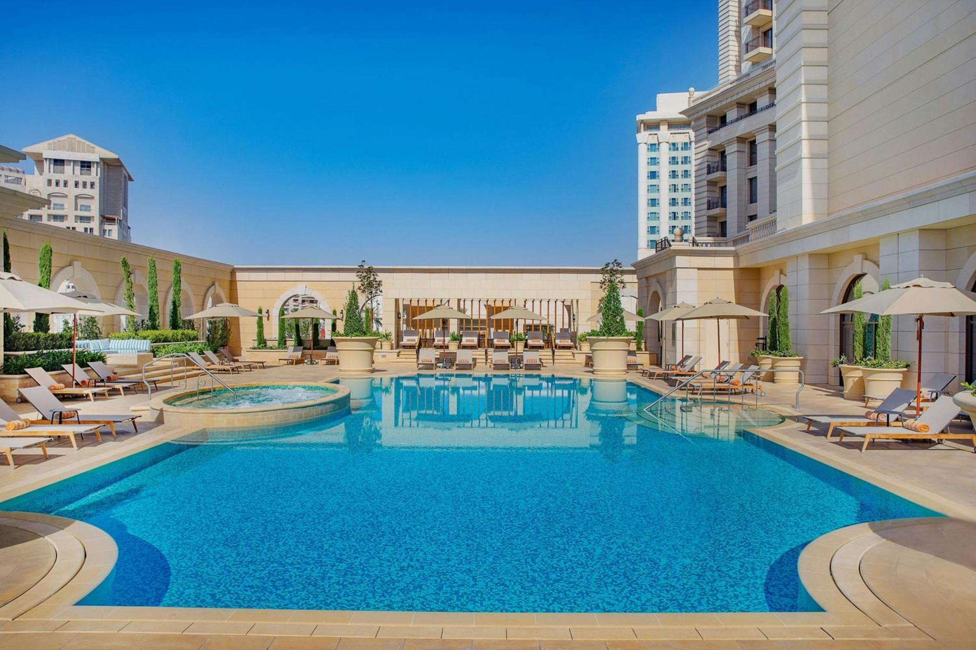 Отель The Ritz-Carlton, Амман Экстерьер фото The pool at the hotel