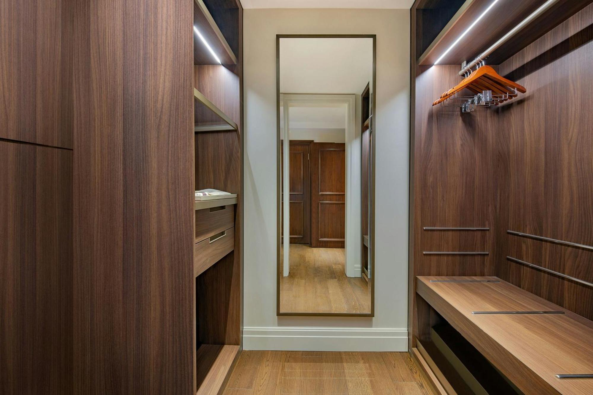 Отель The Ritz-Carlton, Амман Экстерьер фото A walk-in closet